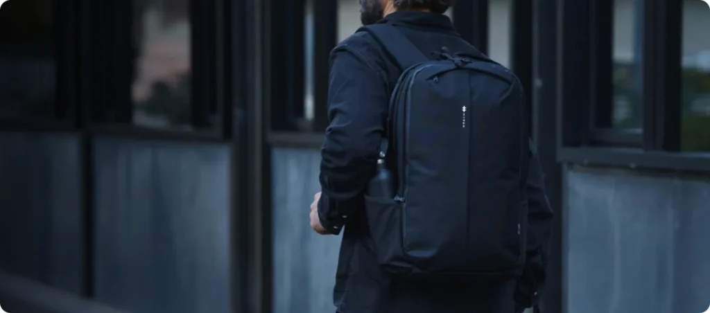 Banner Balo HyperPack Pro with an Apple® Find My