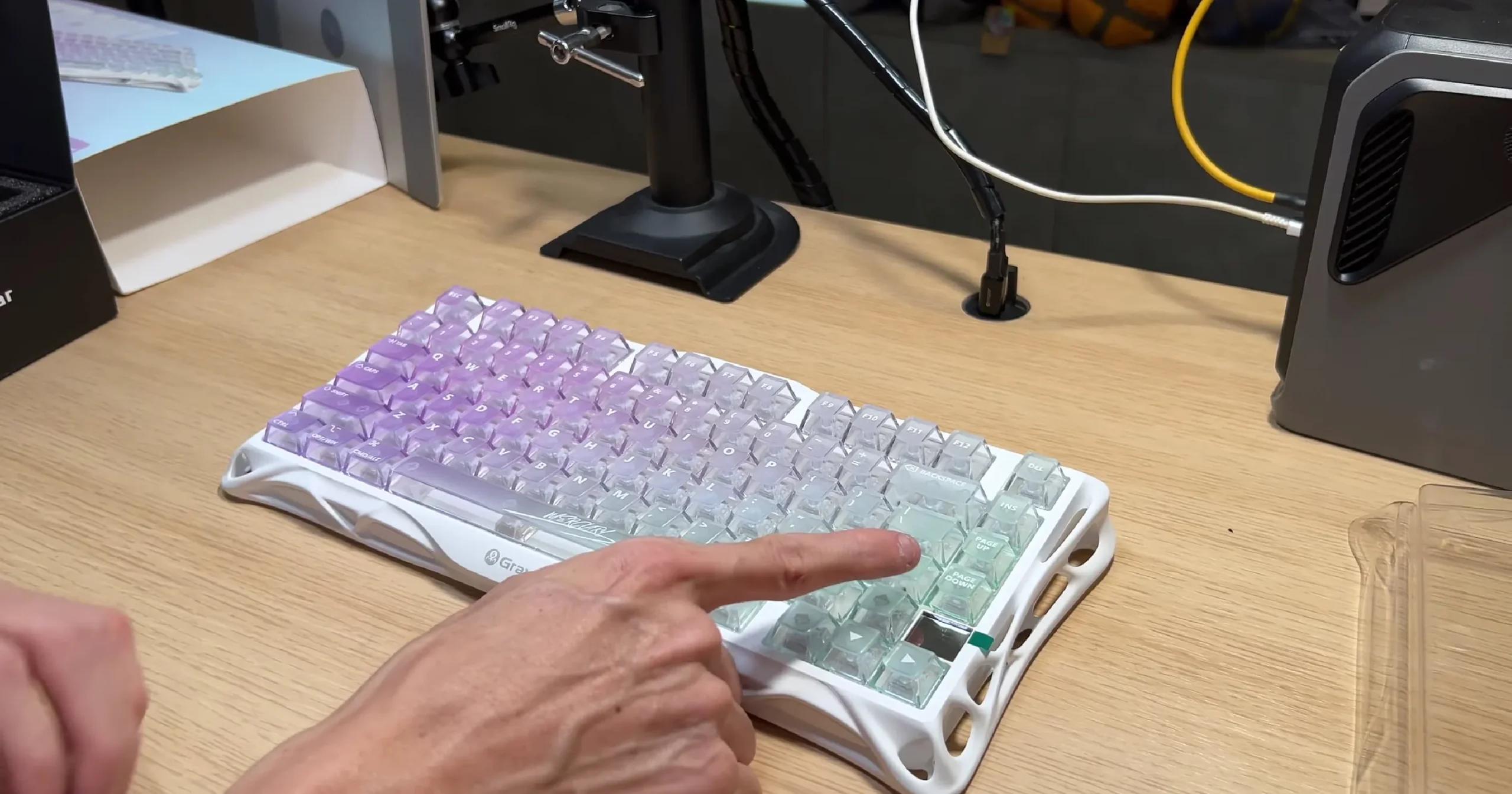 Đánh Giá Bàn Phím Cơ GravaStar Mercury K1 Lite: Thiết Kế Cyberpunk, RGB Rực Rỡ, Gõ Phím Mượt Mà